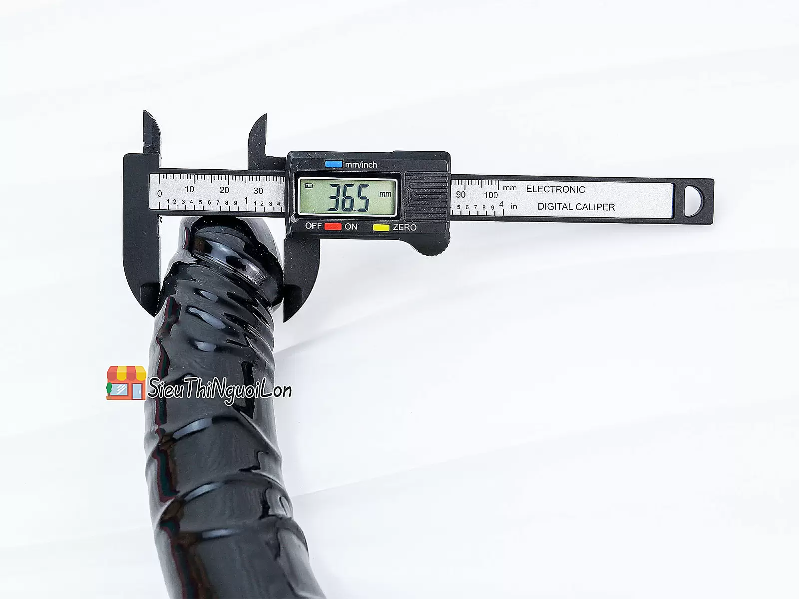 Dương vật giả có đế uốn cong silicon màu đen