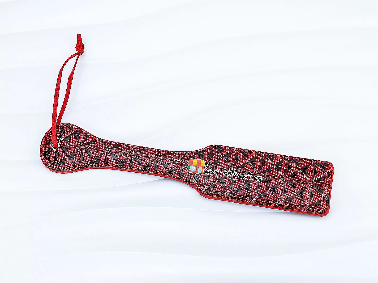 Cây phết mông bạo dâm màu đỏ kích cuộc yêu nồng cháy