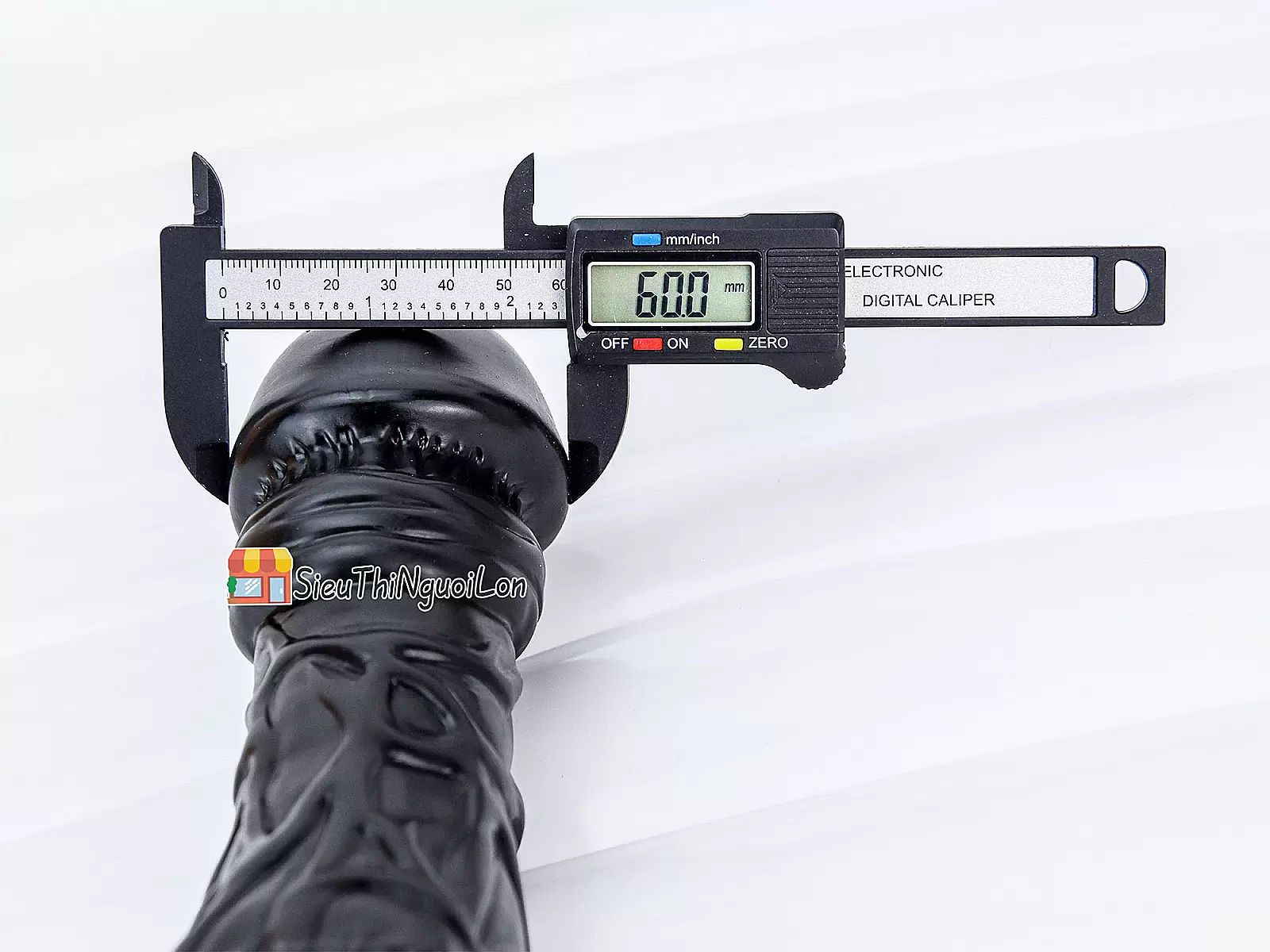 Dương vật giả có đế size cực khủng màu đen