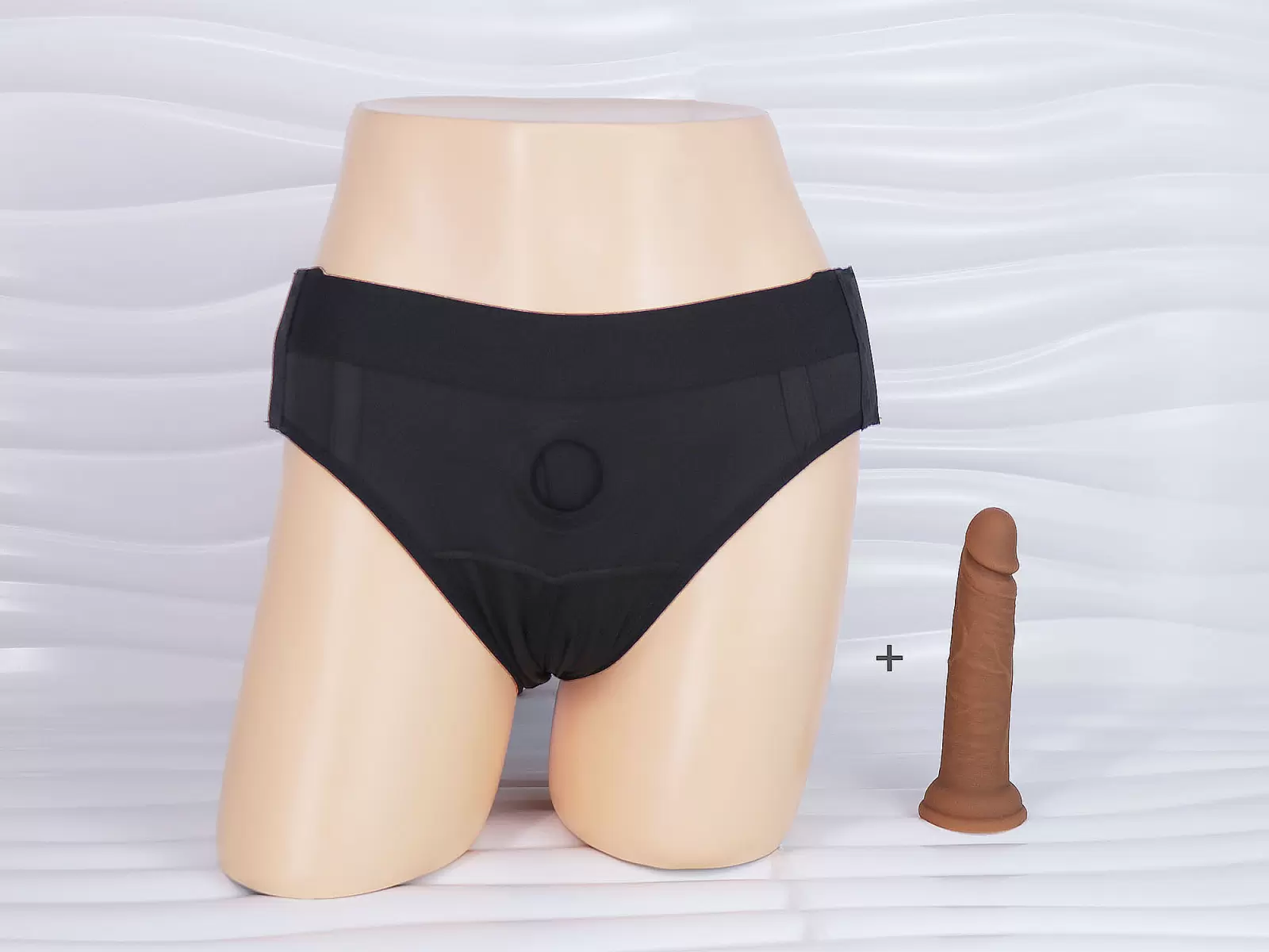 Quần chip tam giác + dương vật giả có đế sự kết hợp hoàn hảo